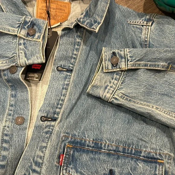 Levi's Light Blue Denim Jacket with Olive Green Shirt Layer - Picture 10 of 11